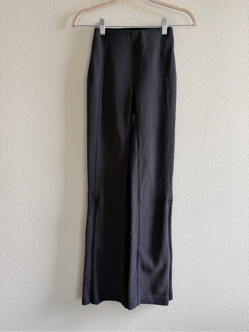 Lululemon Brushed Softstreme Ribbed Zip Flared Pant size 0 - Picture 2 of 6